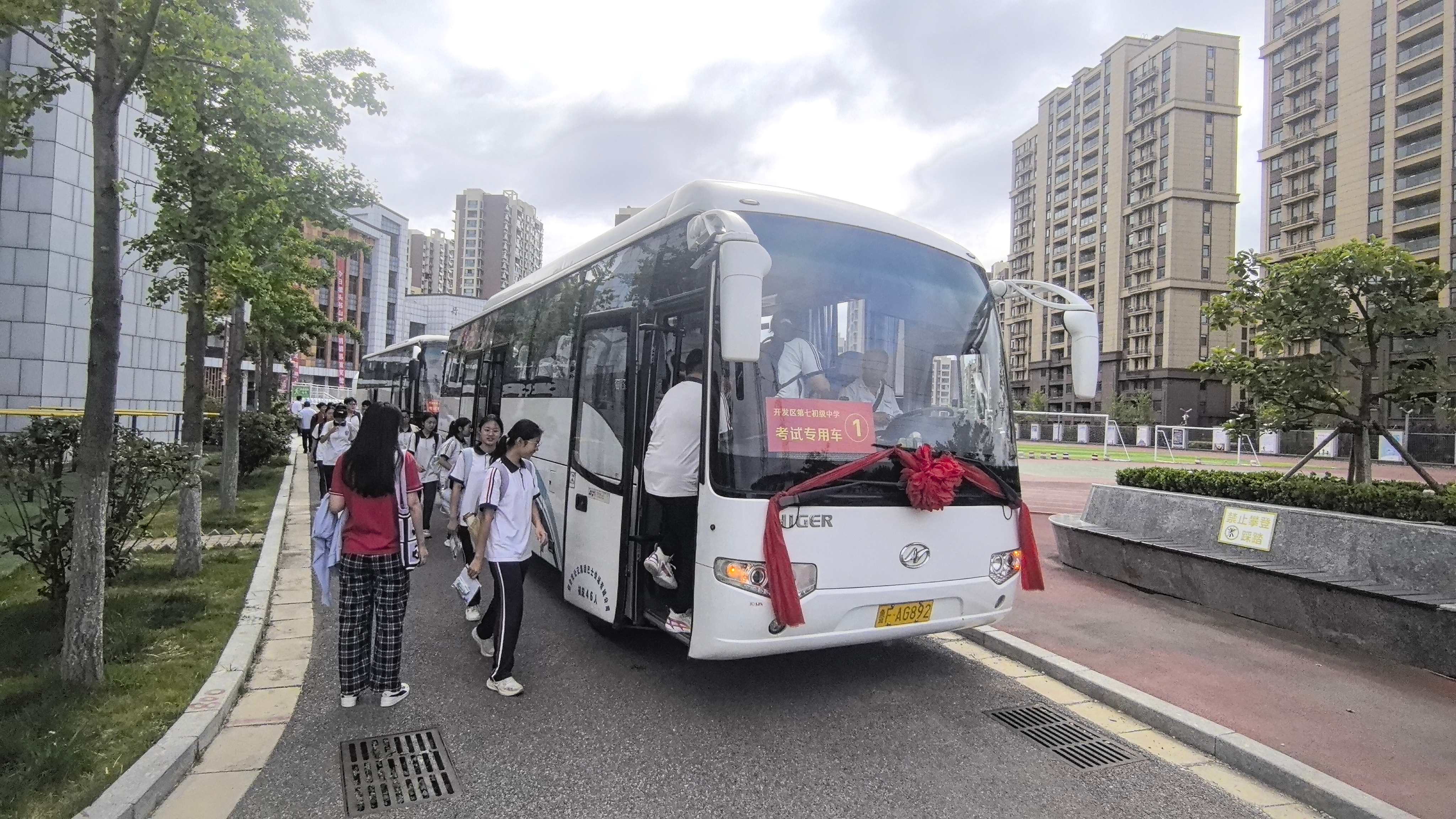 風(fēng)雨無(wú)阻踐初心 錦旗為證暖人心——黃渤海新區(qū)第七中學(xué)向巴士快運(yùn)公司送致謝錦旗